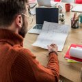 Selbstgemachte Kerzenhalter und Vasen: Upcycling-Projekte mit Charakter