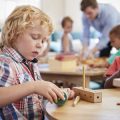 Pädagogisch wertvolle Spielbereiche im Kinderzimmer schaffen