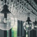 Gemütlichkeit durch Accessoires: Kissen, Decken und Teppiche im deutschen Wohnzimmer
